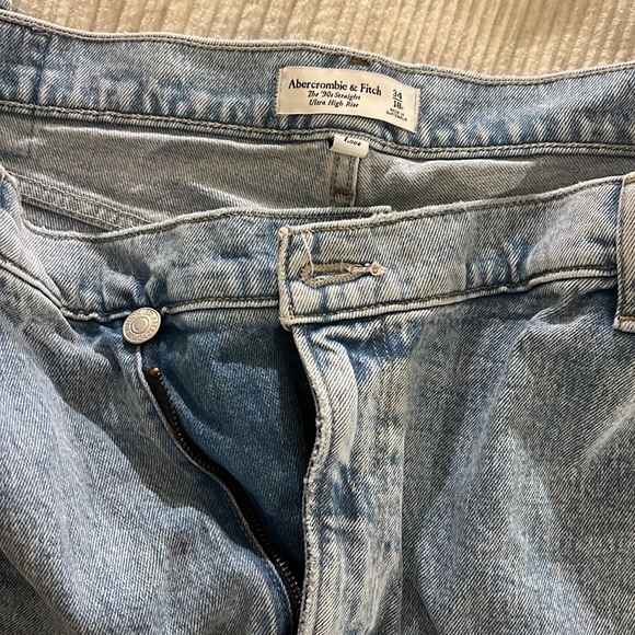 Curve Love Ultra High Rise 90s Straight Jean, Light with Criss-Cross Waistband - Picture 5 of 7